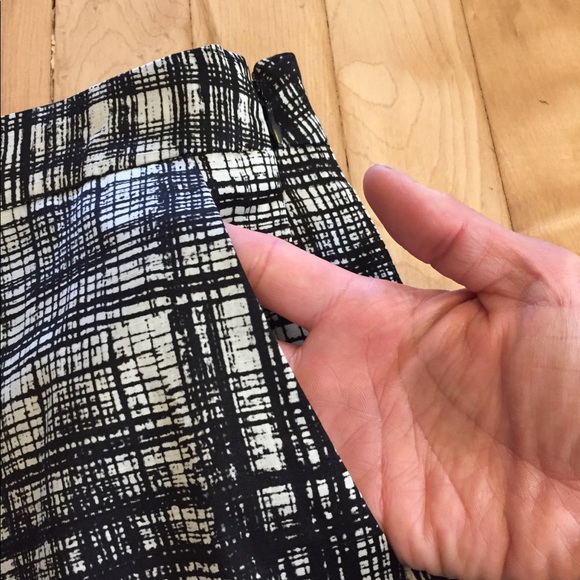 Ann Taylor LOFT skirt size 6. Black & white design - Picture 6 of 6